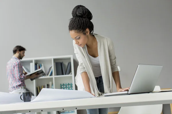 Junge Leute im Büro — Stockfoto