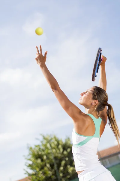 Mladá žena hraje tenis — Stock fotografie