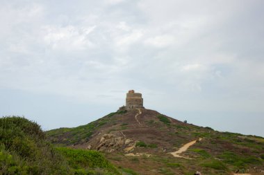 Sardunya Adası, İtalya 'daki Sinis' teki San Giovanni Kulesi 'nin uzak manzarası