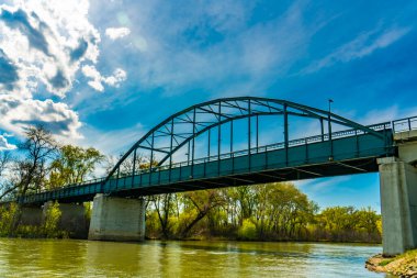 Sırbistan 'ın Pancevo kentindeki Tamis nehri üzerindeki köprüye bak