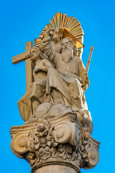 Detalhe Coluna Com Estátua Abraão Isaac Frente Igreja Católica Romana — Fotografia de Stock