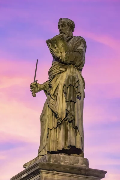 聖パウロ像 イタリア ローマの聖アンジェロ門にある日没の像 — ストック写真