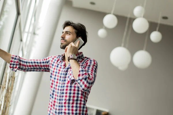 Mann telefoniert — Stockfoto