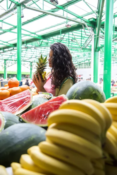 Jonge vrouw op de markt — Stockfoto