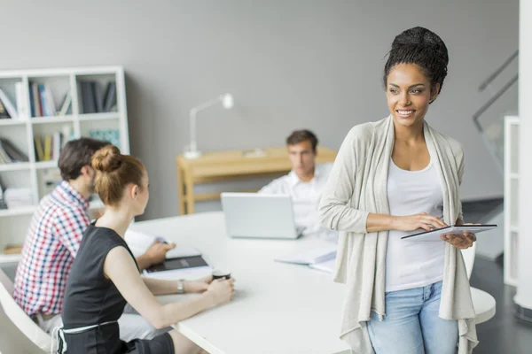 Mitarbeiter im Büro — Stockfoto