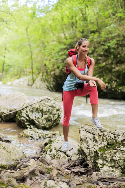 Woman hiking in forest — Stock Photo, Image