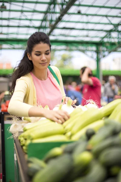 Mooie jonge vrouw fruit op de markt kopen — Stockfoto