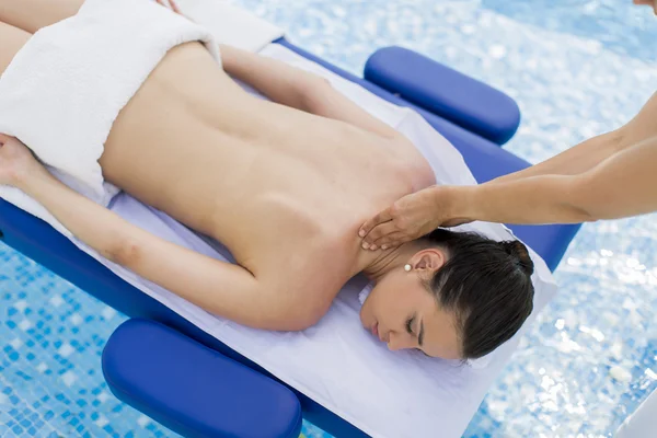 Vrouw met een massage — Stockfoto