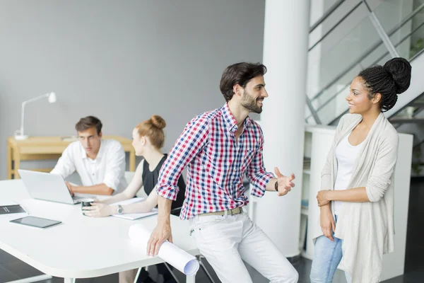 Mitarbeiter im Büro — Stockfoto