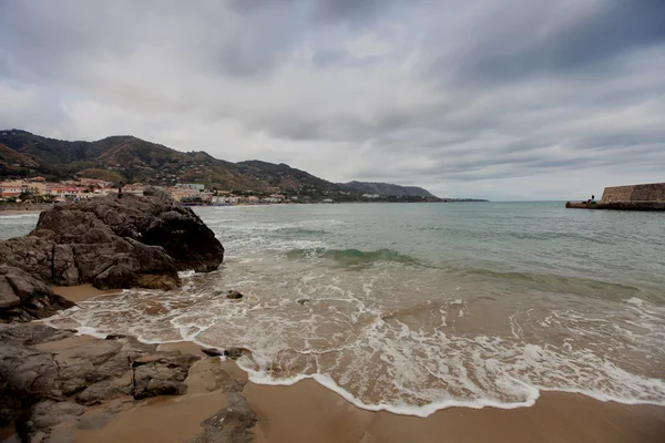 Praia sob céu nublado — Fotografia de Stock