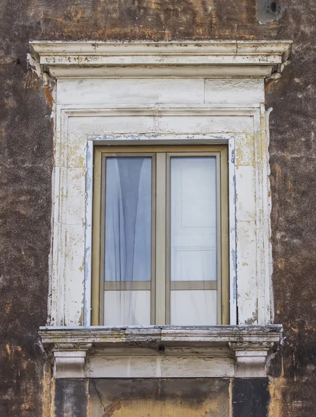 Старое сицилийское окно — стоковое фото