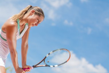 Tenis oynayan genç bir kadın