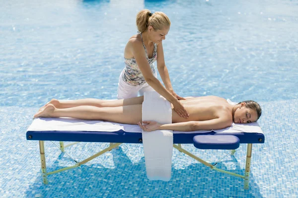 Kvinna som har massage — Stockfoto