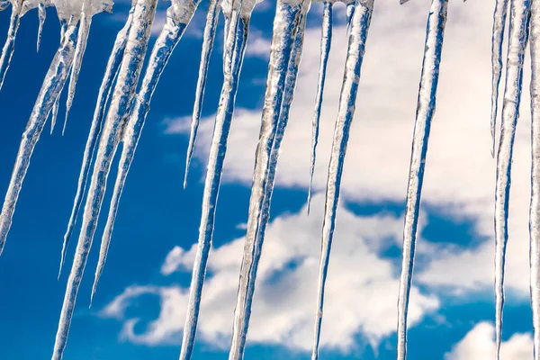 Lodowce Zwisające Dachu Słoneczny Zimowy Dzień — Zdjęcie stockowe