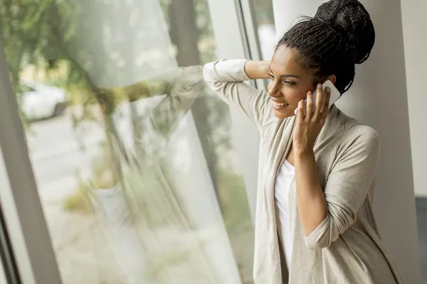 Kvinna pratar i telefon — Stockfoto