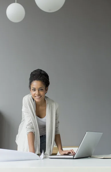 Vrouw met laptop — Stockfoto