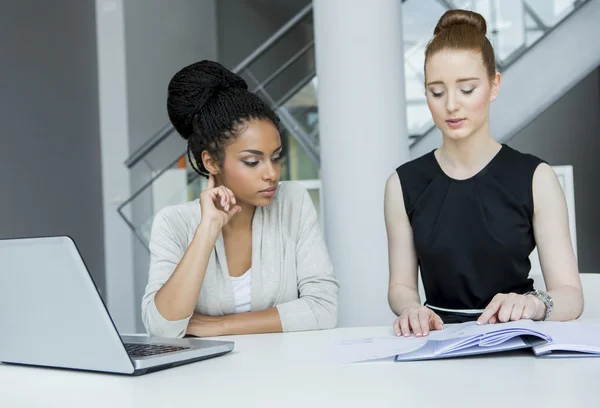 Jonge vrouwen op kantoor — Stockfoto