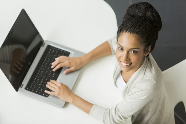 Junge Frau im Büro — Stockfoto