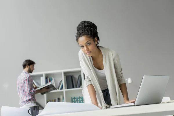 Jonge vrouw in het kantoor — Stockfoto