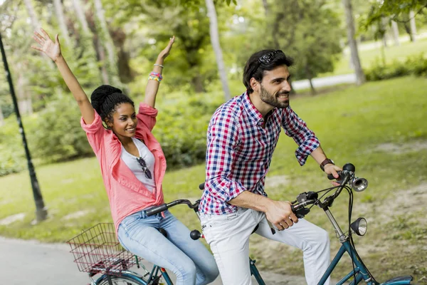Jovem casal andando na bicicleta tandem — Fotografia de Stock