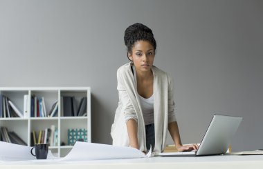 Ofisteki genç bayan.