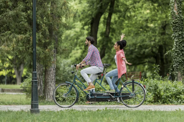 Couple riding on bicycle — Stock Photo, Image