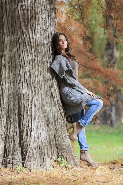 Jonge vrouw in herfst park — Stockfoto