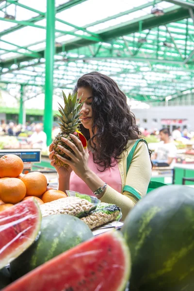 Ung kvinna på marknaden — Stockfoto