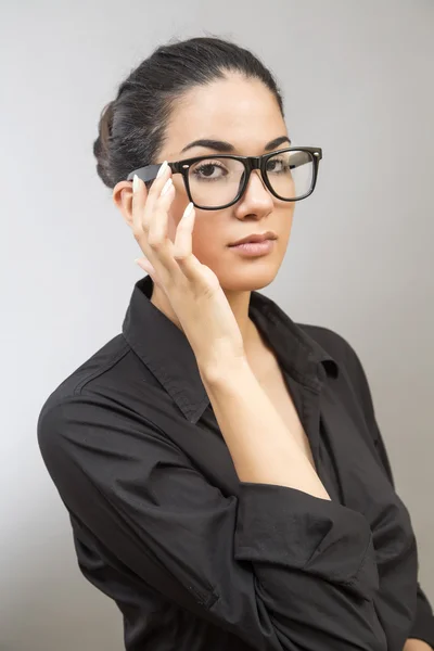 ガラスを持つかなり若い女性 — ストック写真