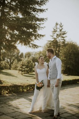 Parkta yürüyen genç ve tatlı çiftin yakın çekimi.