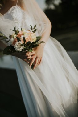 Çiçek buketi olan tatlı bir gelin.