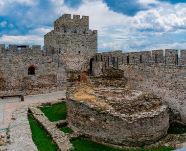 Sırbistan 'da Tuna Nehri üzerindeki Ram Kalesi' ne bak