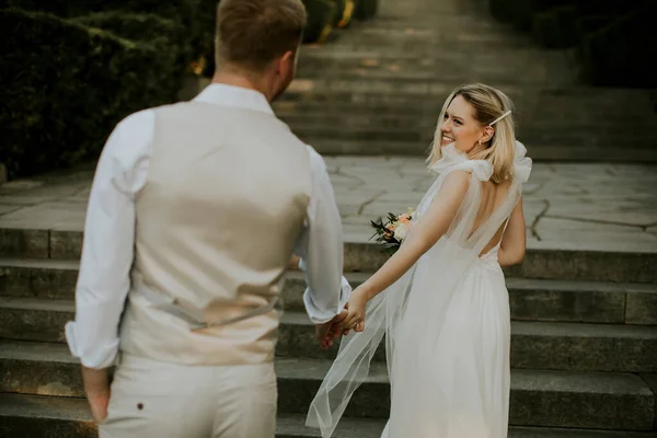 Vista Trasera Linda Pareja Recién Casados Caminando Por Las Escaleras —  Fotos de Stock