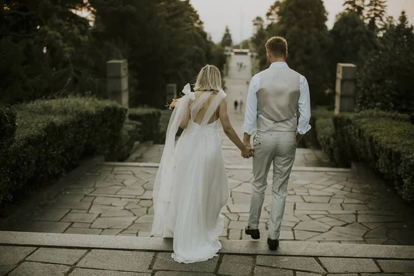 Visão Traseira Jovem Casal Recém Casado Bonito Andando Escadas Parque — Fotografia de Stock