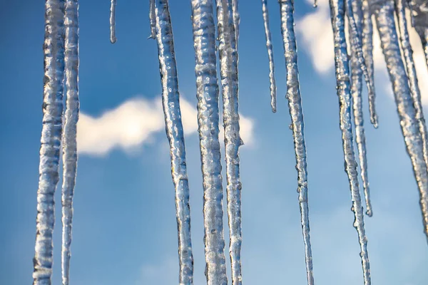Lodowce Zwisające Dachu Słoneczny Zimowy Dzień — Zdjęcie stockowe