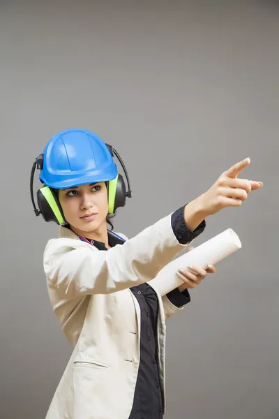 Mujer joven en ropa de trabajo protectora — Foto de Stock