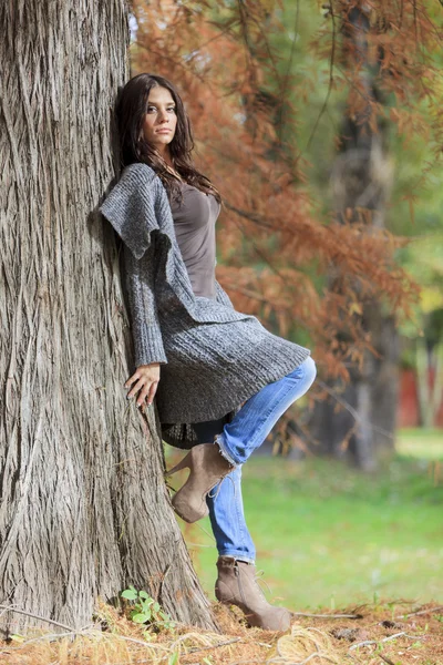 Jeune femme au parc d'automne — Photo