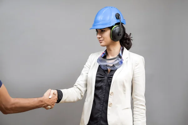 Vrouw met beschermende werkkleding — Stockfoto