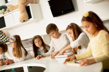 Anaokulu ahşap oyuncaklarıyla oynayan bir grup küçük çocuk.