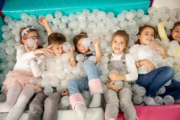 Gruppe Fröhlicher Kleiner Kinder Ballkasten Lächelt Glücklich Die Kamera Während — Stockfoto