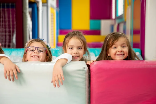 Grupo Meninas Bonitos Escondendo Atrás Grandes Blocos Couro Colorido — Fotografia de Stock