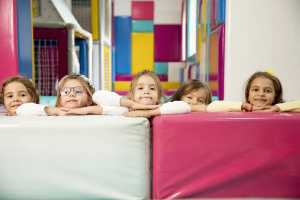 Ομάδα Χαριτωμένα Μικρά Κορίτσια Κρύβονται Πίσω Από Μεγάλα Πολύχρωμα Μπλοκ — Φωτογραφία Αρχείου