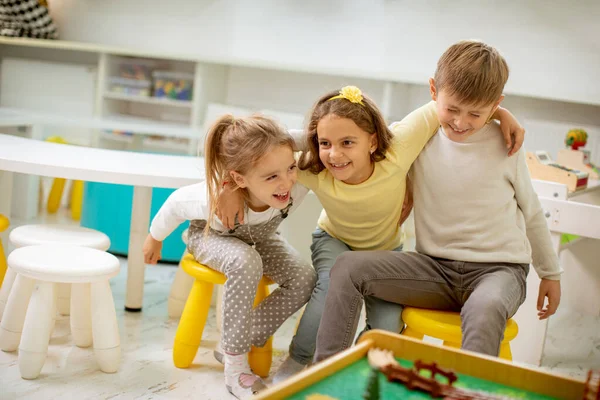 Groep Van Leuke Kleuterschool Kid Vrienden Zitten Plezier Hebben — Stockfoto