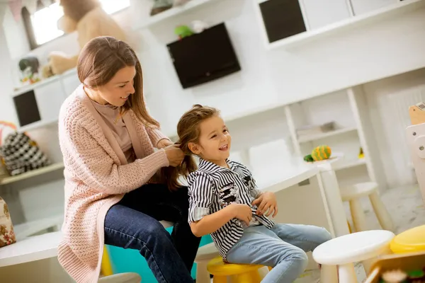 Kindergärtnerin Hilft Süßem Kleinen Mädchen Haare Kindergarten Spielzimmer Reparieren — Stockfoto