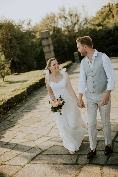 Gros Plan Mignon Jeune Couple Nouvellement Marié Marchant Dans Parc — Photo