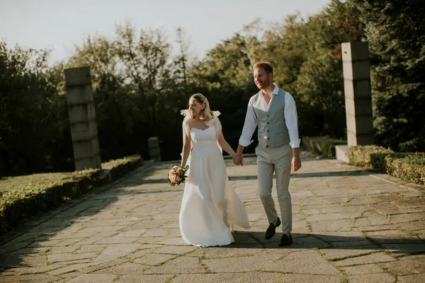 Närbild Den Söta Unga Nygifta Par Promenader Parken — Stockfoto