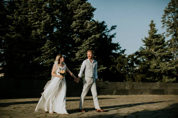 Gros Plan Mignon Jeune Couple Nouvellement Marié Marchant Dans Parc — Photo