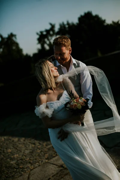 Primer Plano Linda Pareja Recién Casados —  Fotos de Stock