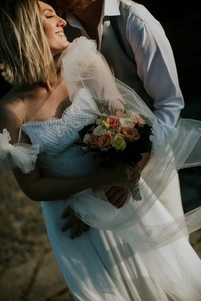 Close Van Schattige Jonge Pasgetrouwde Paar — Stockfoto