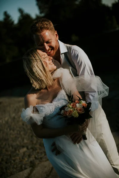 Fechar Bonito Jovem Casal Recém Casado — Fotografia de Stock